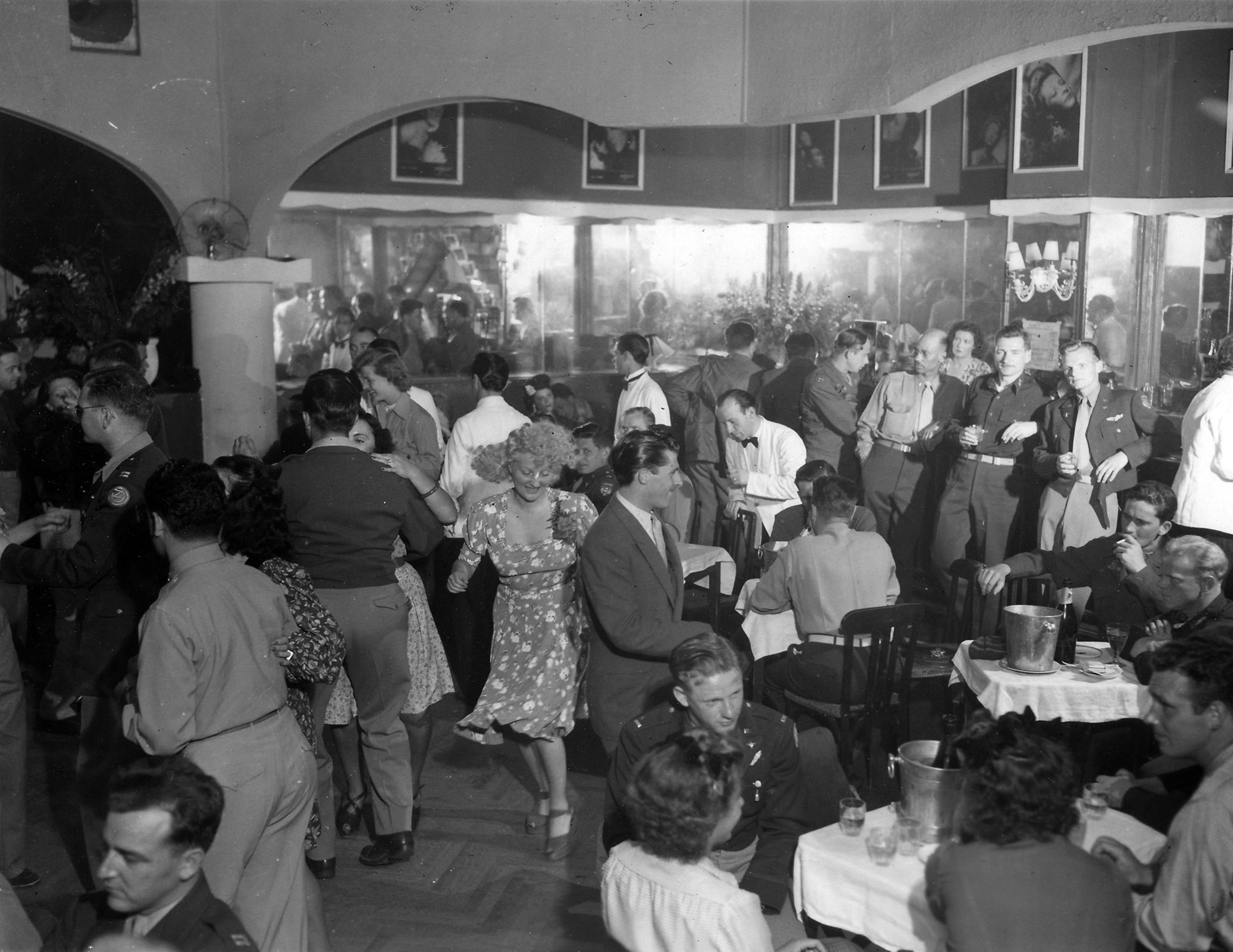 Officiers américains en permission au club Normandie à Cannes, 21 juillet 1945. Photographie Capt Tom Hope, 9th Army. AMC, 13Fi176