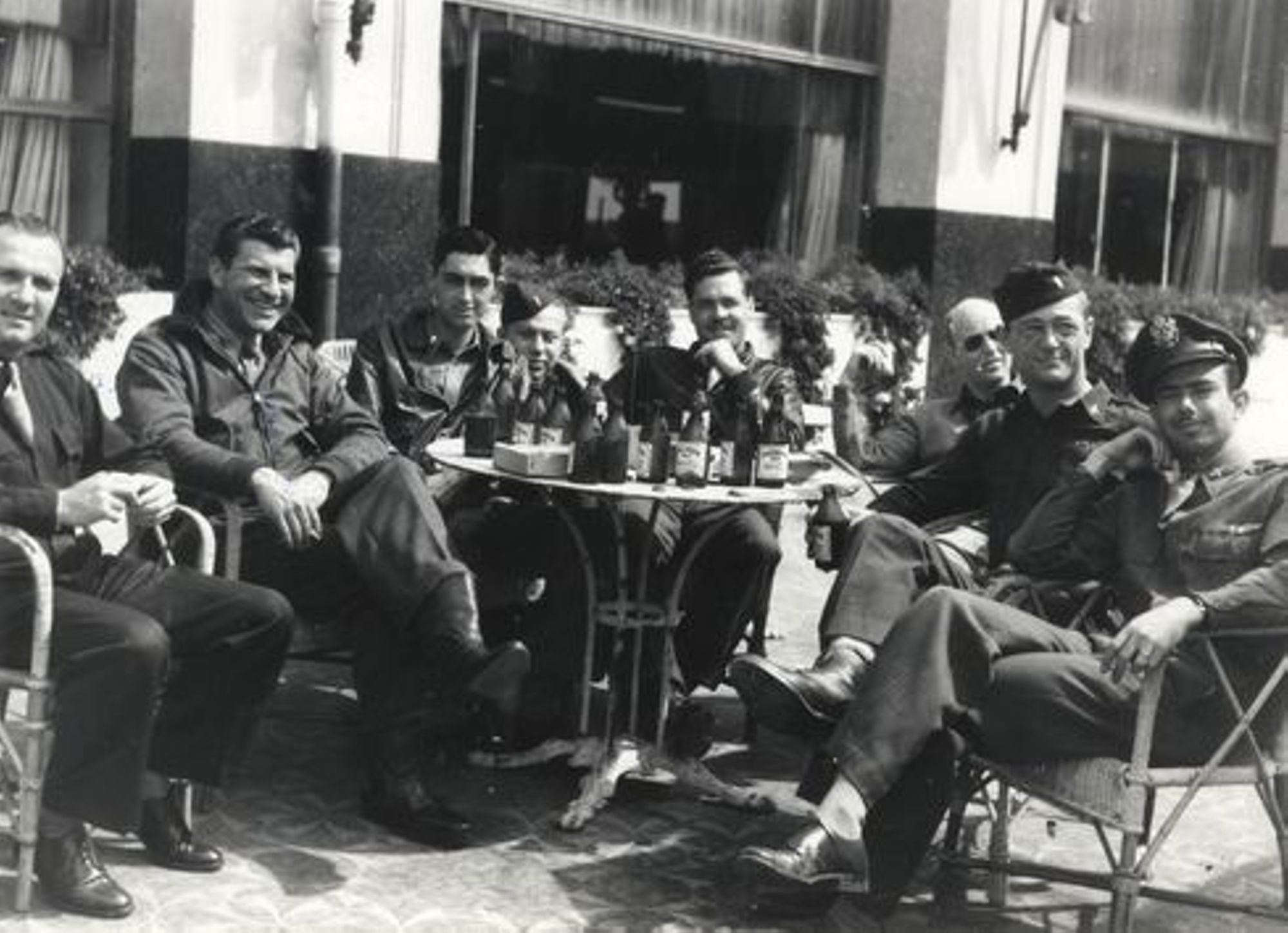 Officiers anglais et américains en terrasse à Cannes, 1945. Photographie Traverso. AMC, 13Fi334