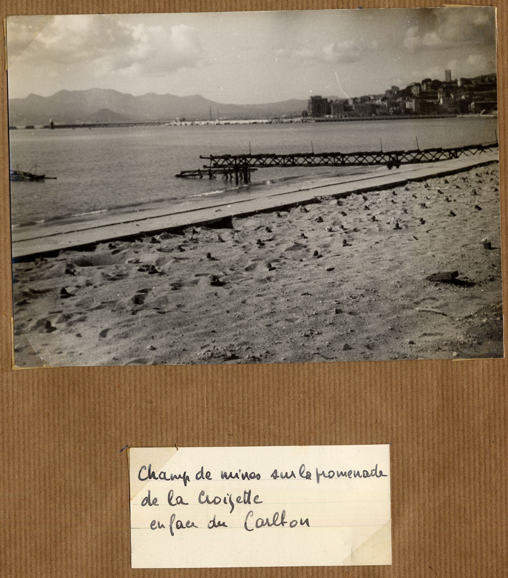 Champ de mines boulevard de la Croisette, face à l’hôtel Carlton, 1944. Photographie anonyme. AMC, prêt particulier, 13Fi28