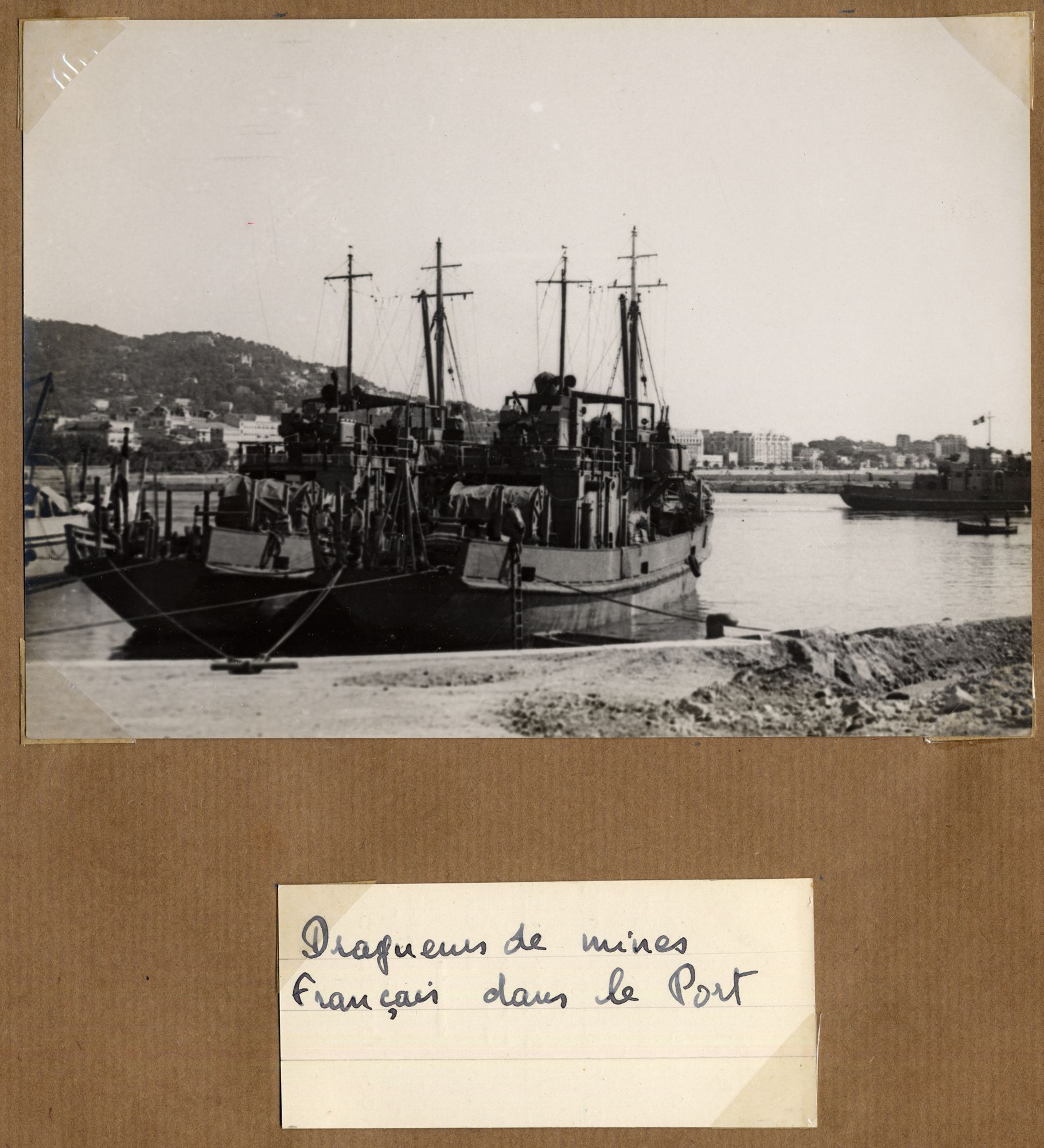 Dragueur de mines français dans le port, non daté. Photographie anonyme. AMC, prêt particulier, 13Fi89