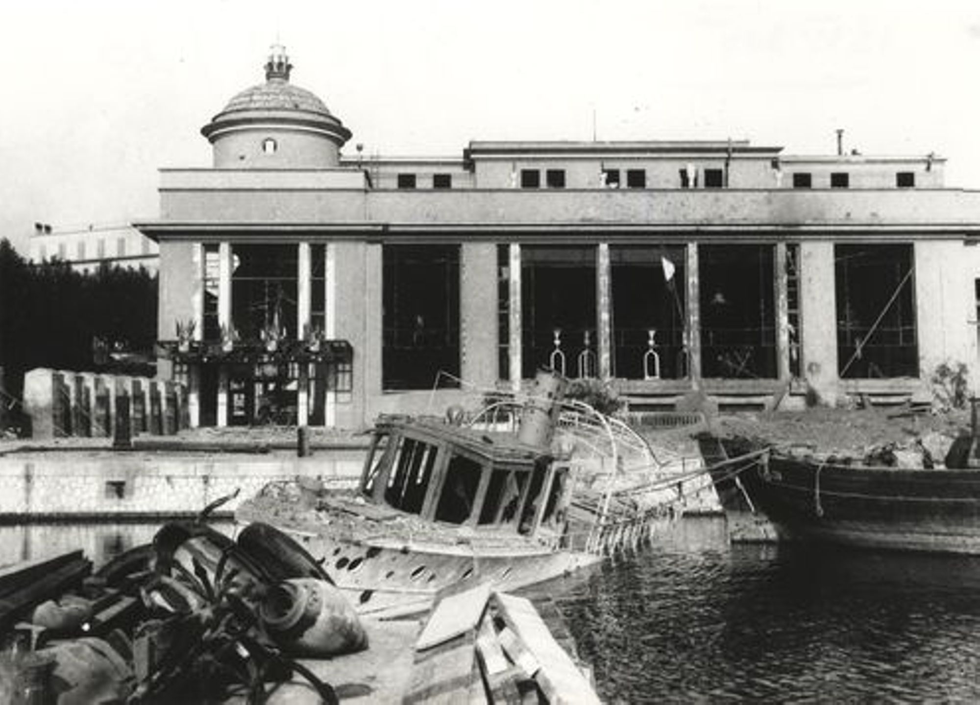 Opération de renflouement d’un bateau dans le port, face au casino municipal, non daté. Photographie Traverso. AMC, 13Fi305