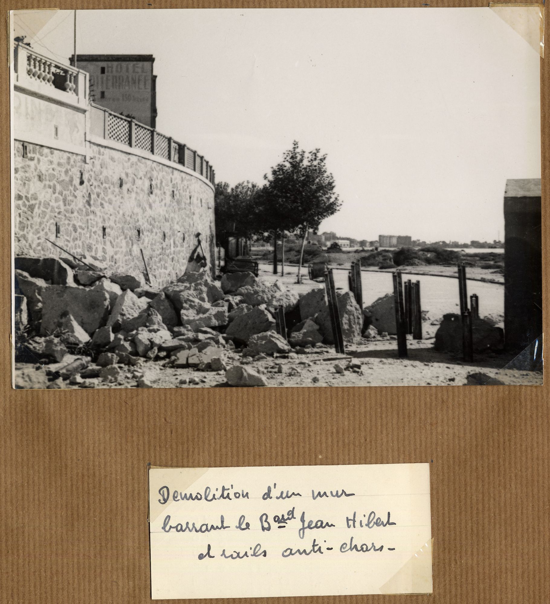 Démolition d’un mur barrant le boulevard Jean Hibert et de rails antichars, non daté. Photographie anonyme. AMC, prêt particulier, 38Num20