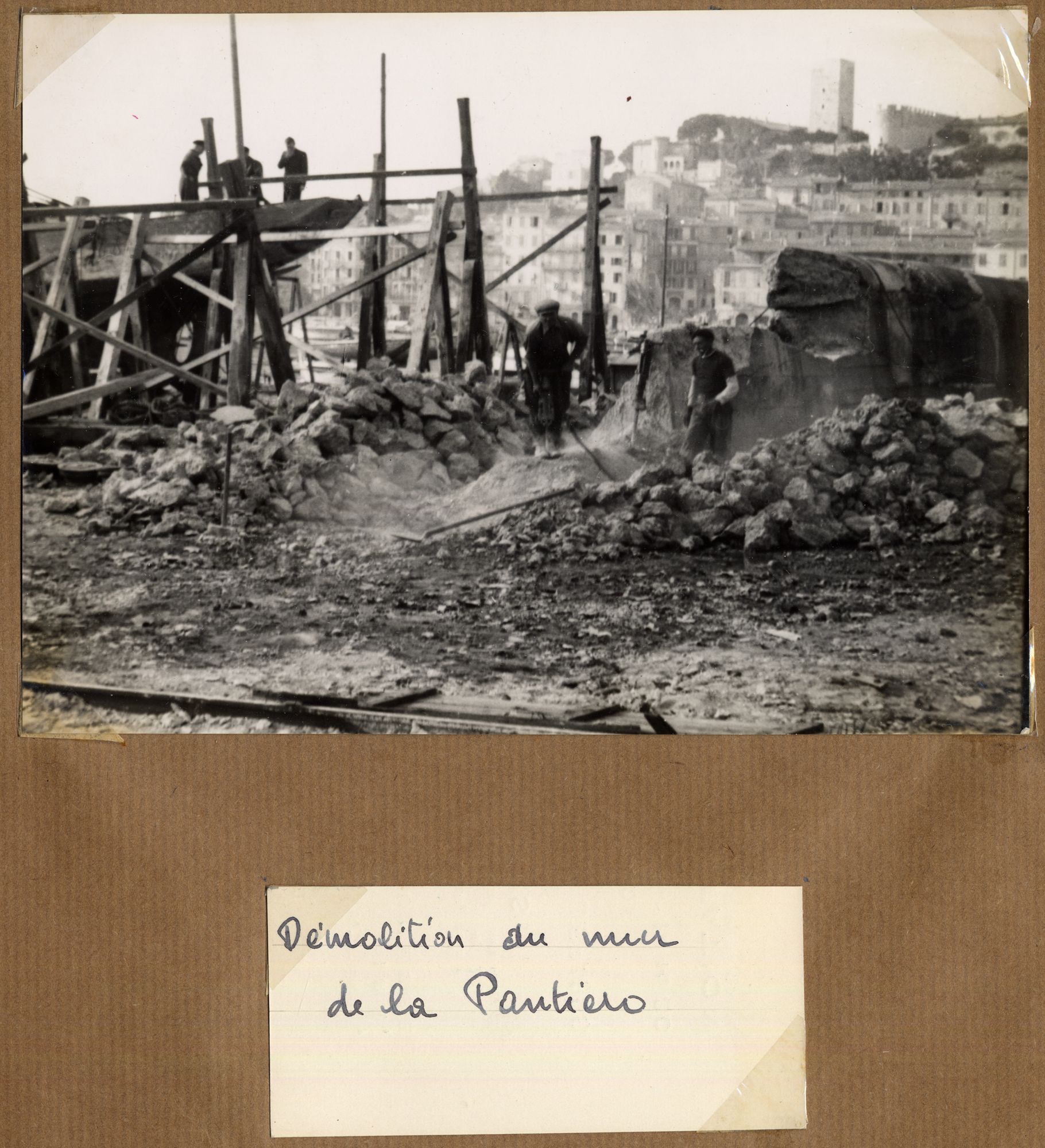 Démolition du mur antichars situé sur l’esplanade de la Pantiero, non daté. Photographie anonyme. AMC, prêt particulier, 38Num20 