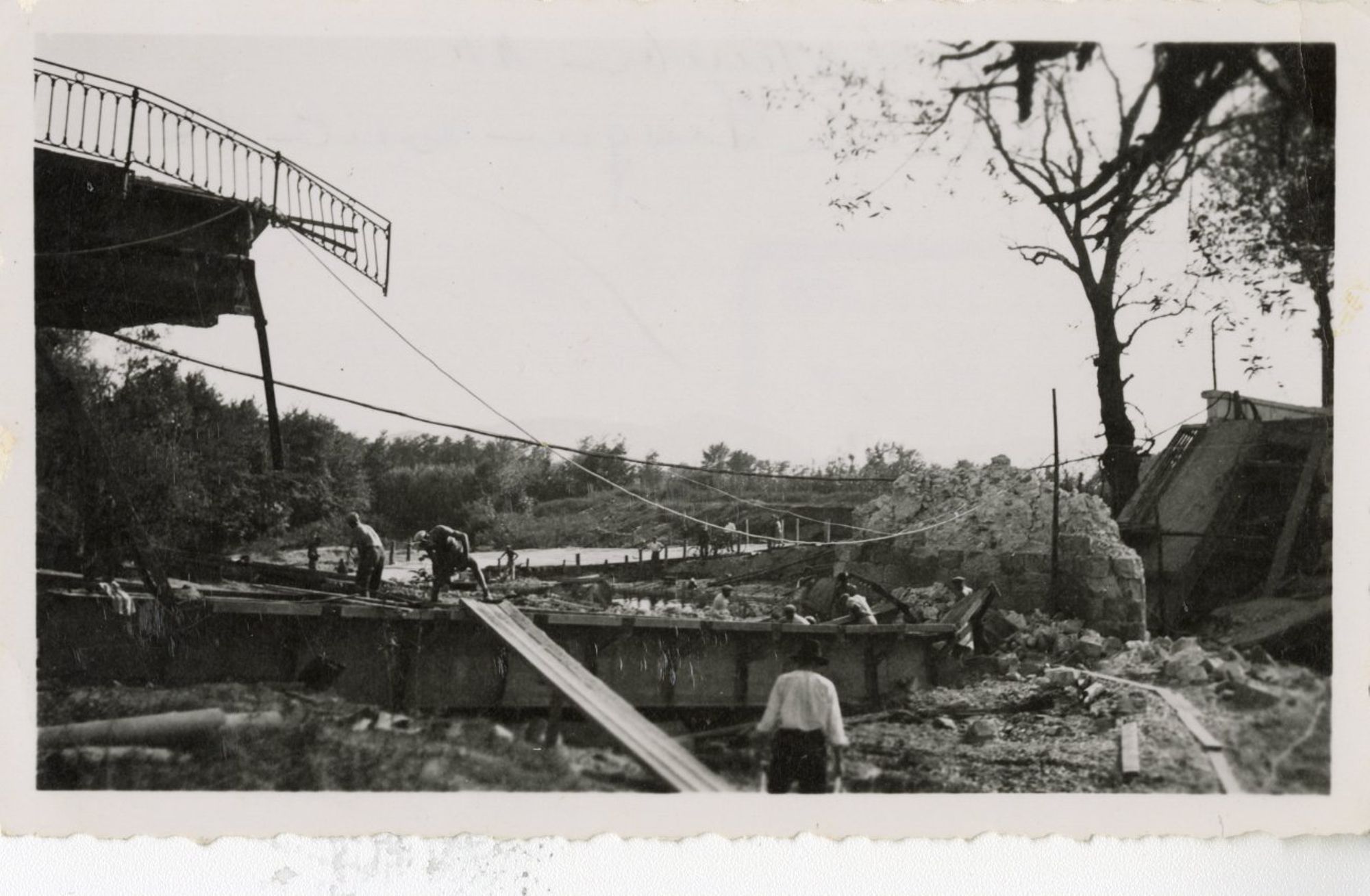 Chantier de reconstruction du pont sur la Siagne (RN7), à l’ouest de Cannes, 11 septembre 1944. Photographie anonyme. AMC, 25Fi1694