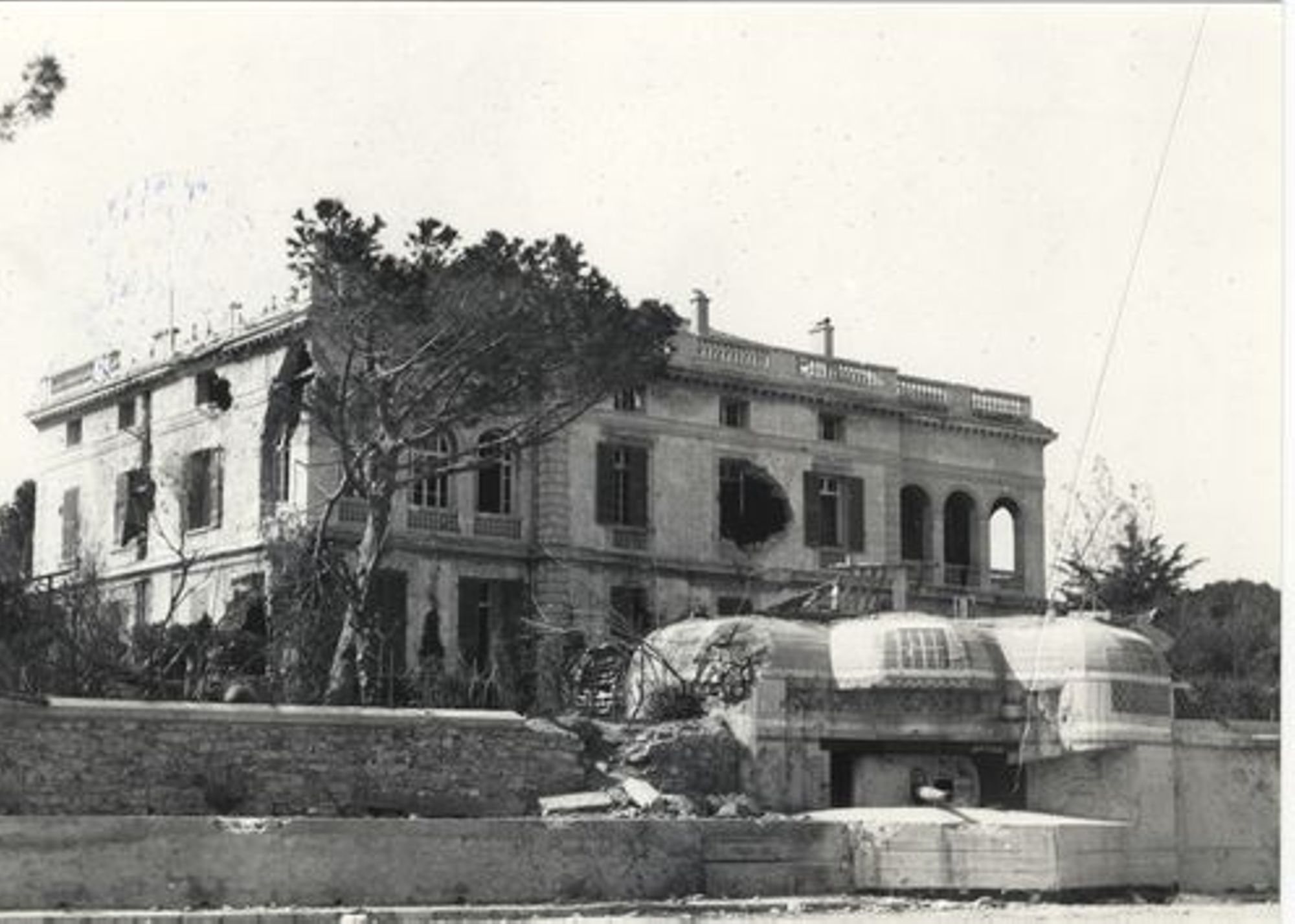 La villa Corne d’or endommagée par les tirs alliés, 1944. Photographies Traverso.