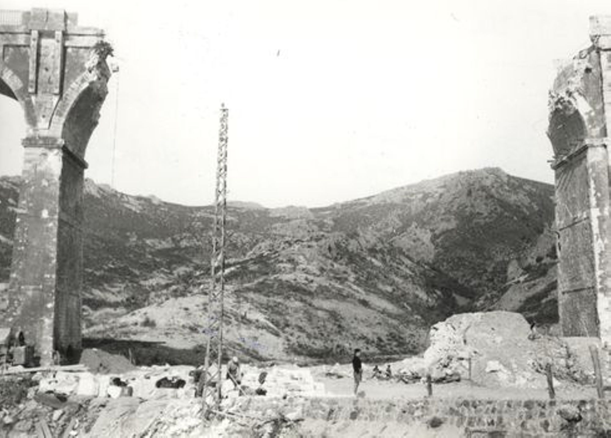 Le viaduc d’Anthéor détruit, août 1944. Photographie Traverso. AMC, 13Fi244
