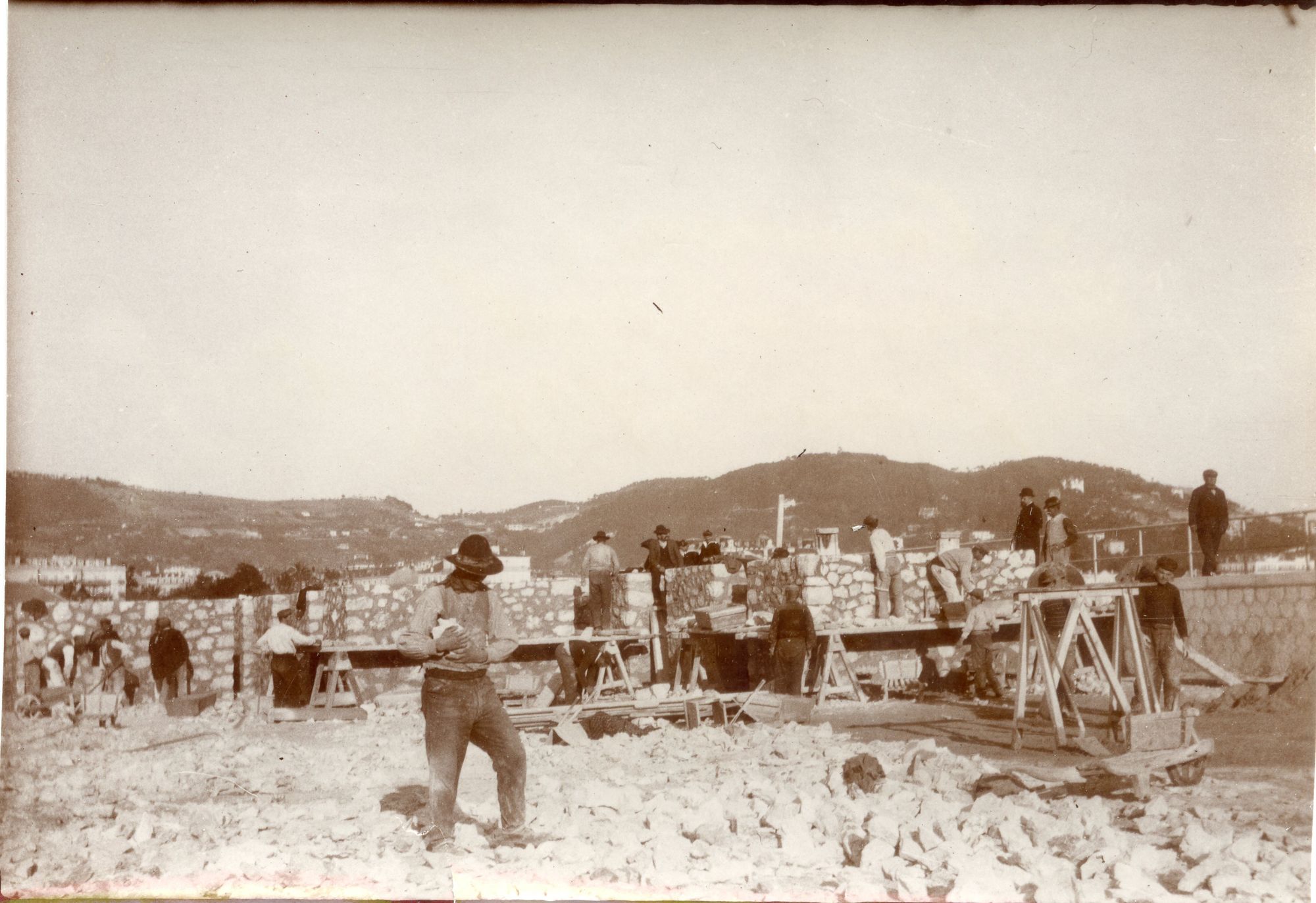 Chantier de construction de la digue (1908-1911), 1909 Photographie, auteur inconnu. AMC, 59S31.