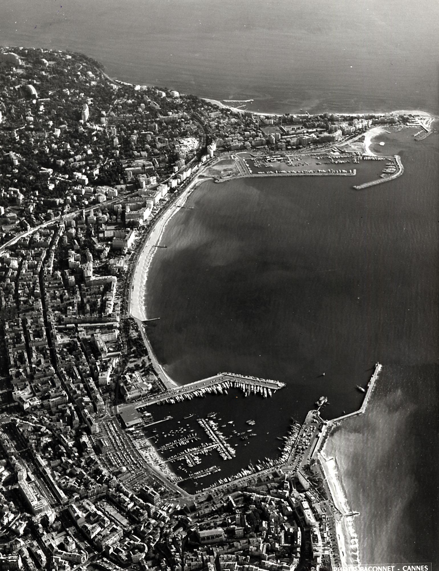 Vue aérienne de la baie de Cannes, 1970. AMC, 3Fi60.