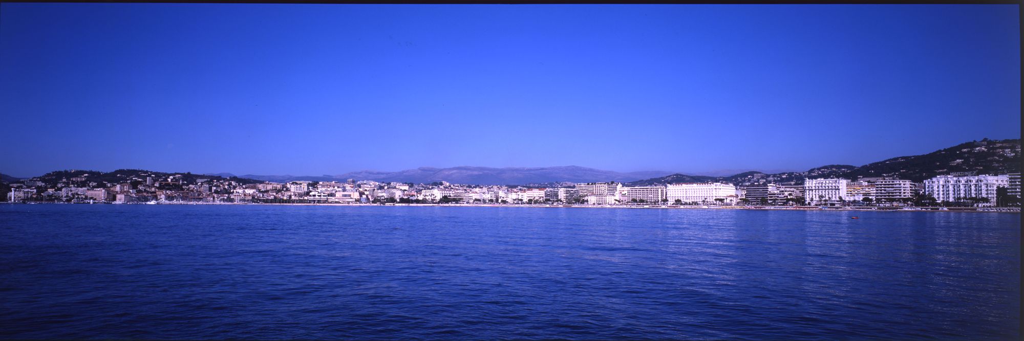 Panorama sur la ville de Cannes depuis la mer, 1990. Photographie, Monticelli. AMC, 26Fi3.