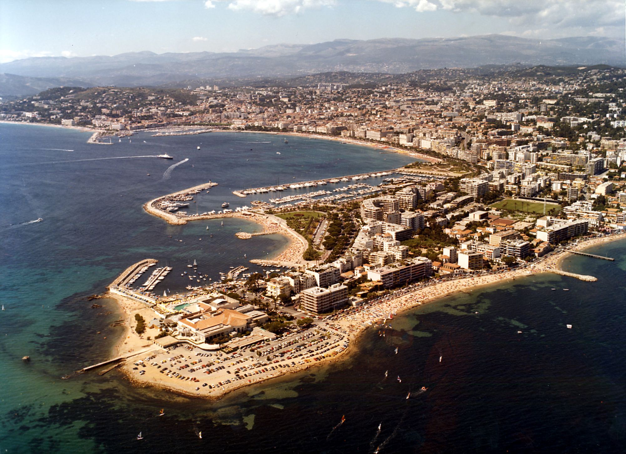 Vue aérienne de la baie de Cannes, avec détail sur la pointe Croisette, 1970. Photographie, auteur inconnu. AMC, 3Fi242