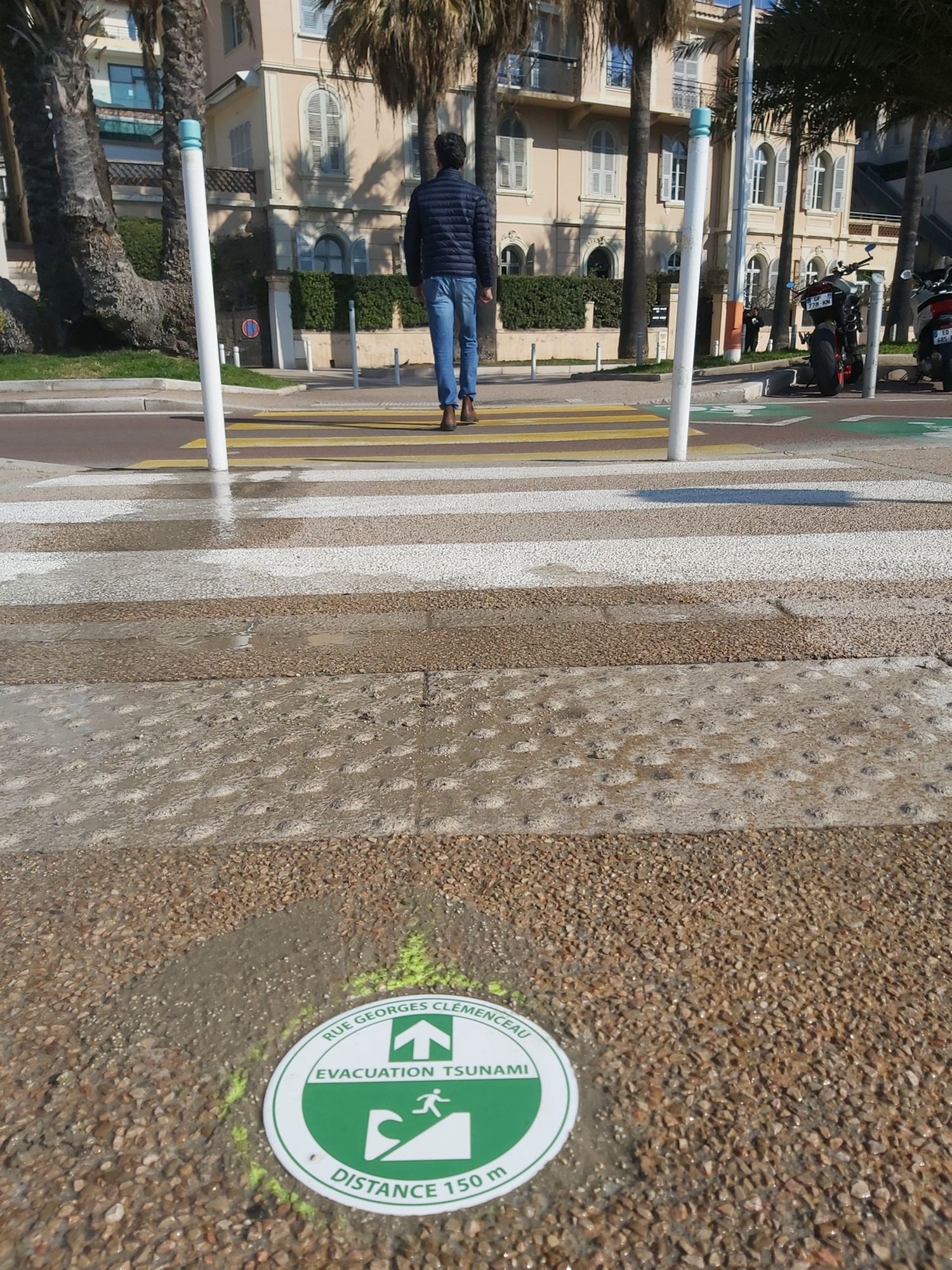 Jalon tsunami installés dans l’espace public, été 2022 © Mairie de Cannes