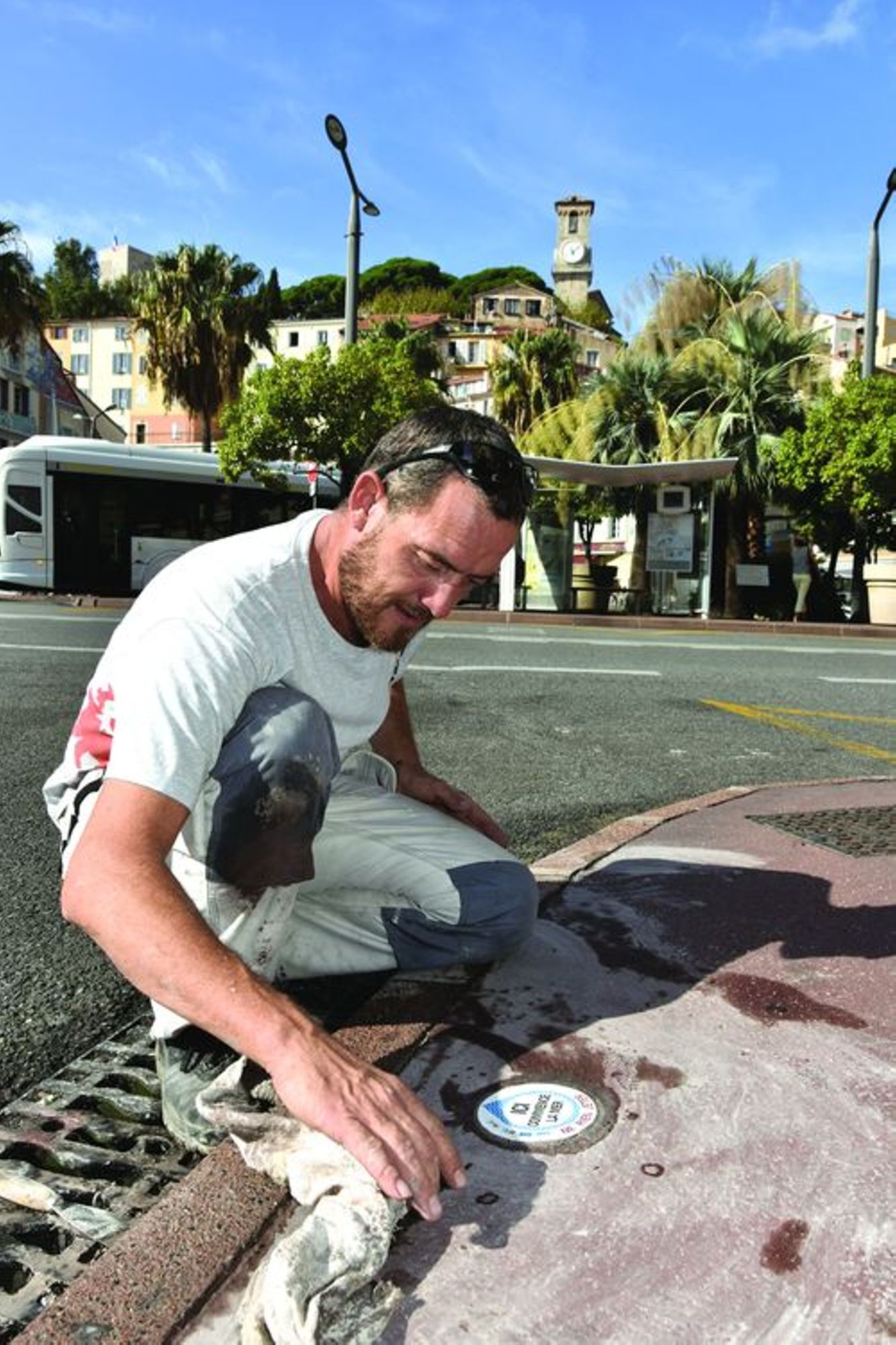 Pose d’une plaque de lave émaillée Ici commence la mer près d’un avaloir, octobre 2019 © Mairie de Cannes