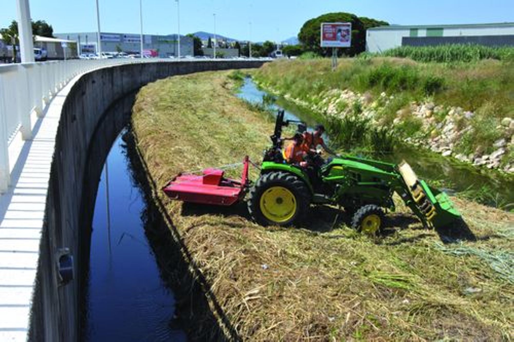 Entretien mécanisé des berges réalisé par les équipes du pôle Cycles de l’eau de l’Agglomération Cannes Pays de Lérins, juin 2018 © Mairie de Cannes