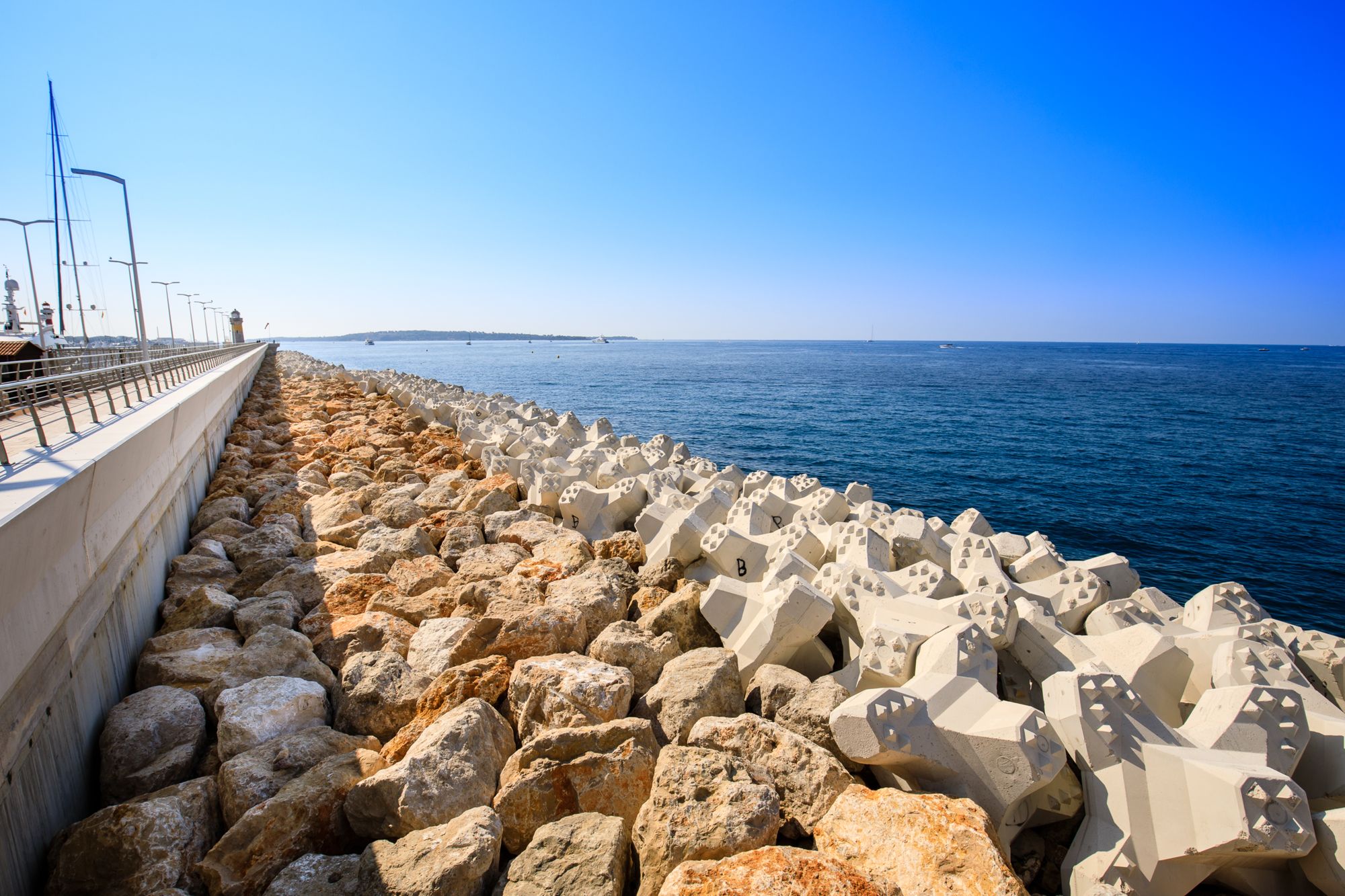 La jetée Joséphine Baker, juillet 2021. La jetée renforce les anciennes digues Laubeuf et du Large chargées de protéger le Vieux-Port de Cannes et les navires amarrés en limitant le franchissement des vagues © Mairie de Cannes