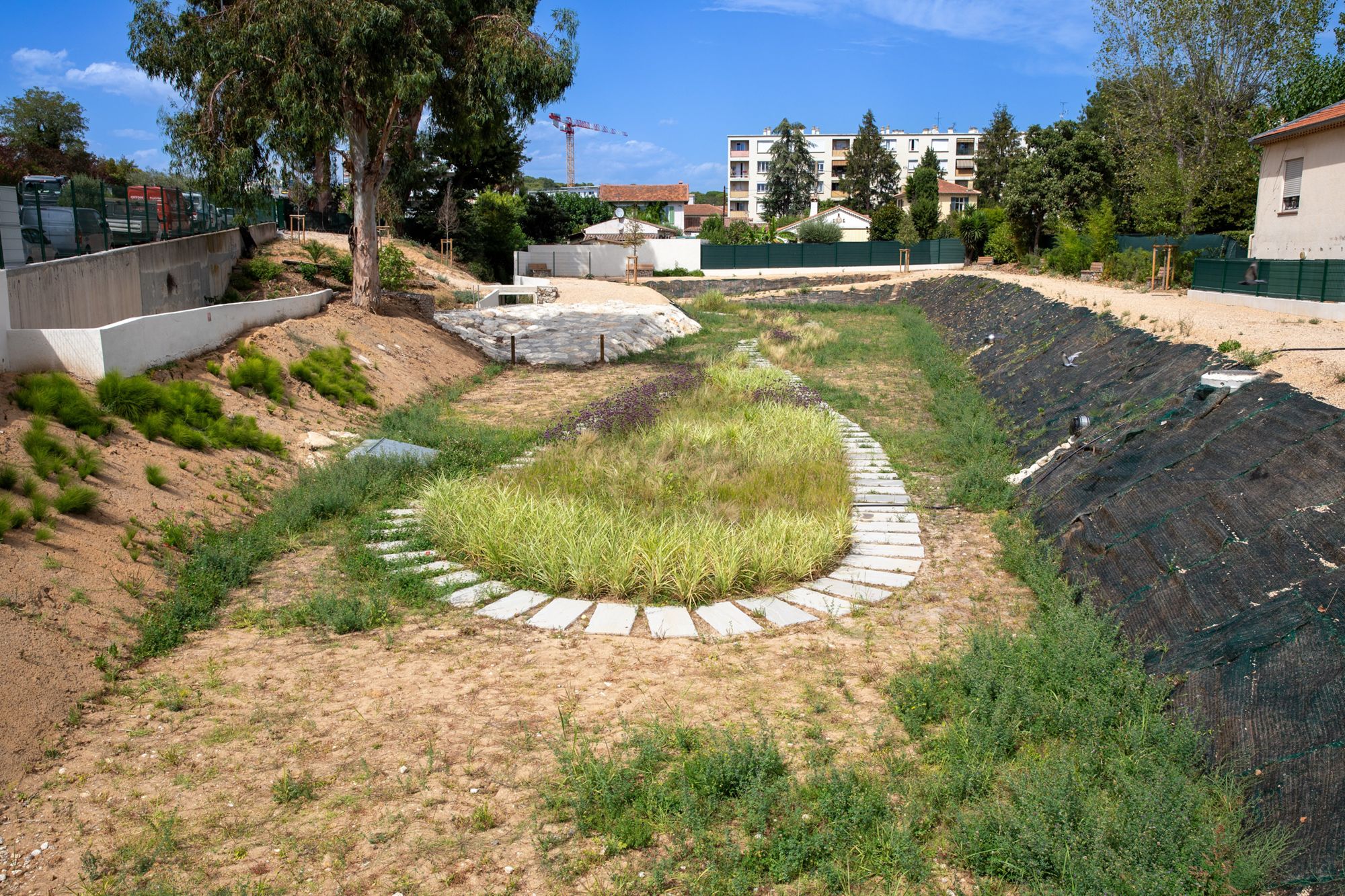 Création d’un bassin de rétention d’eau pluviale avec des espaces verts (en lieu et place d’habitations régulièrement inondées), 2023 © Mairie de Cannes