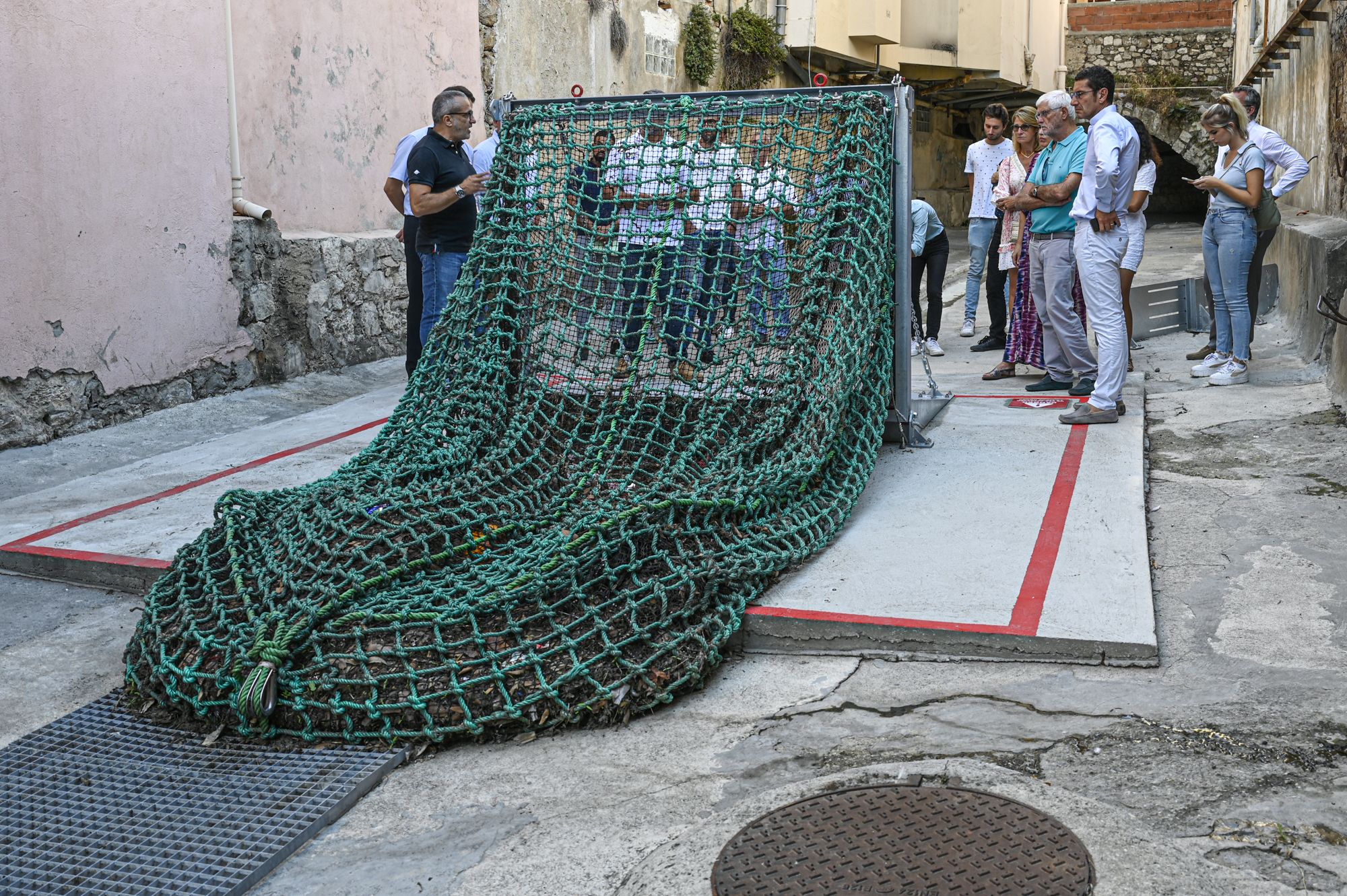 Présentation d'un filet anti-déchets installé dans le vallon de la Foux, septembre 2023 © Mairie de Cannes