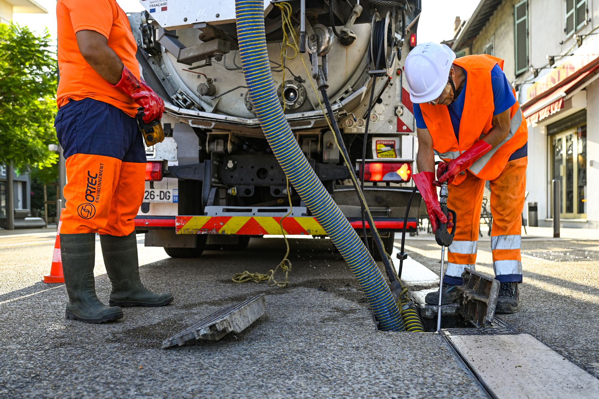 Le nettoyage régulier des avaloirs (eaux de pluie), vise à éliminer les déchets empêchant le passage de l’eau, août 2024 © Mairie de Cannes